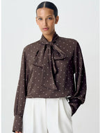 Monica חולצת פולקה דוט סאטן עם קשירה