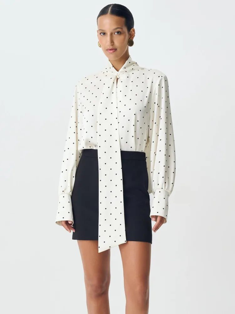 Monica חולצת פולקה דוט סאטן עם קשירה